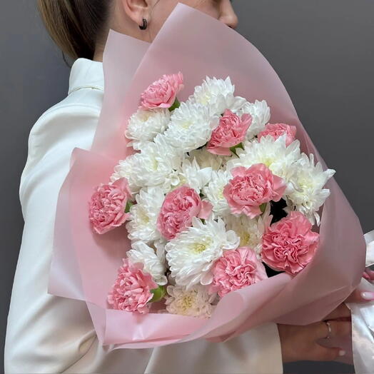 Букет из белых хризантем и гвоздик