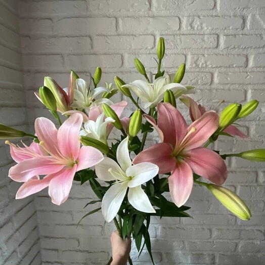 Букет с лилиями
