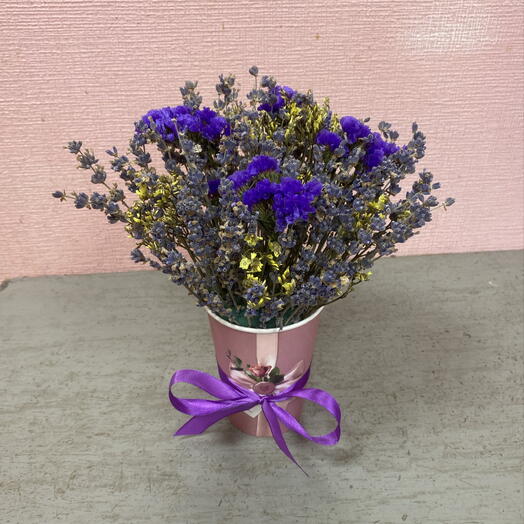 Composition of dried Lavender flowers with limonium