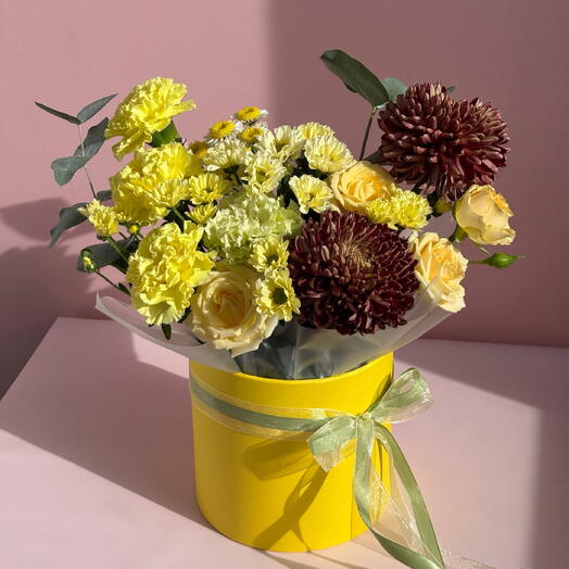 Композиция из хризантем, диантусов и кустовых роз в коробке💛💚