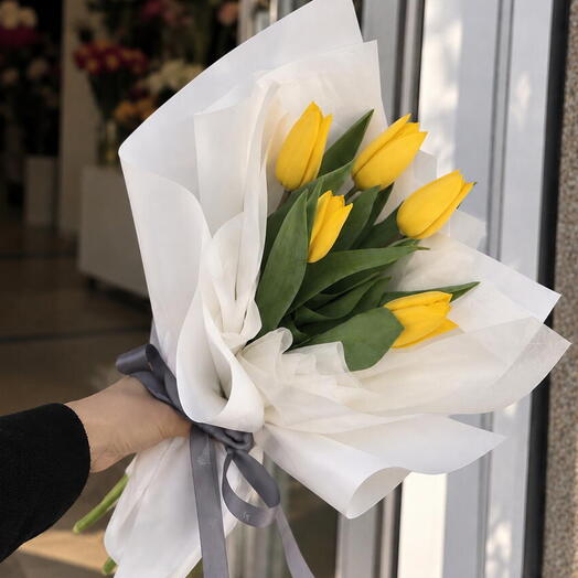 5 желтых тюльпанов в дизайнерской упаковке 💛