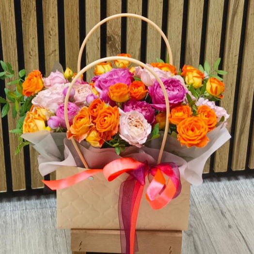 Яркая композиция из пиновидных кустовых роз в сумочке 💐