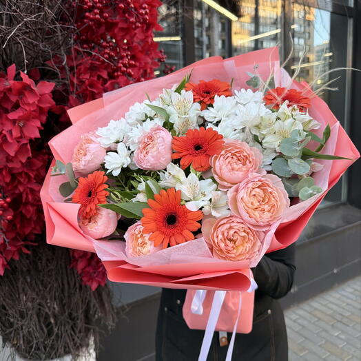 Яркий букет в осеннем стиле с герберами и кустовой розой 🧡