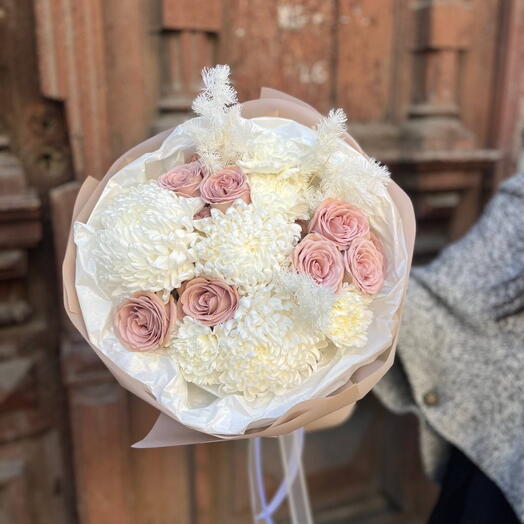 Mix of roses and chrysanthemums