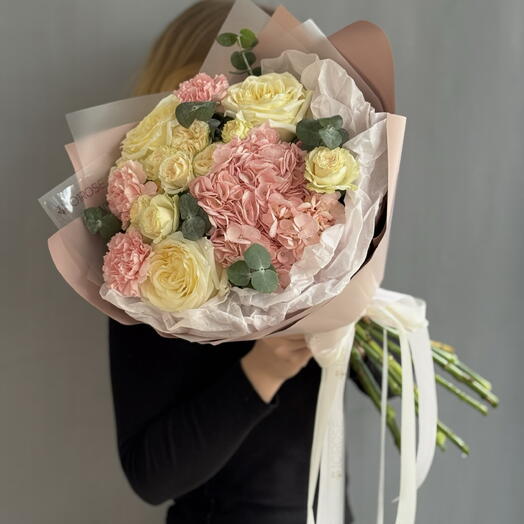 Сборный букет с желтыми кустовыми розами