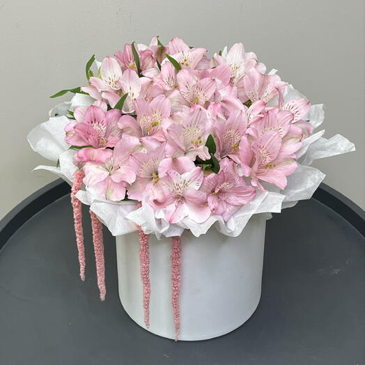 Стойкий букет нежных альстромерий в шляпной коробке 🌸