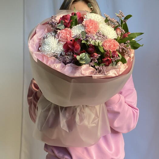 Нежный букет из хризантем, альстромерий и диантусов 🌸