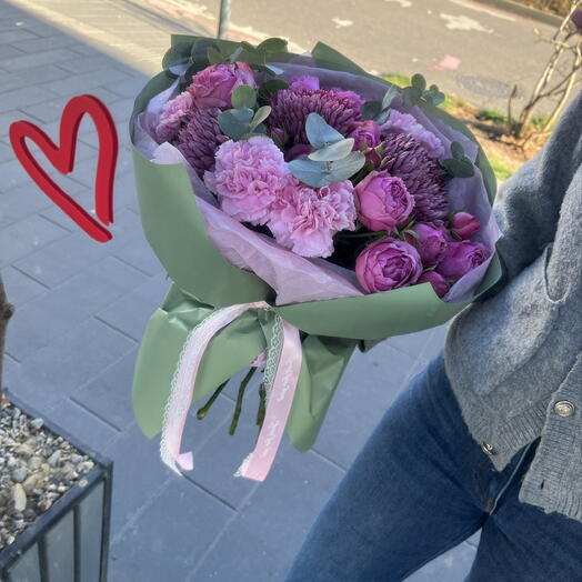 Трендовый букет с хризантемой бигуди и пионовидными кустовыми розами💜