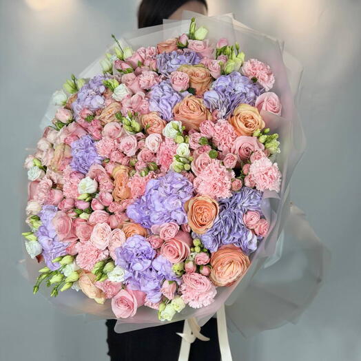 Огромный букет гортензий и роз