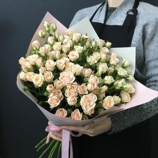 Букет из кремовых кустовых роз
