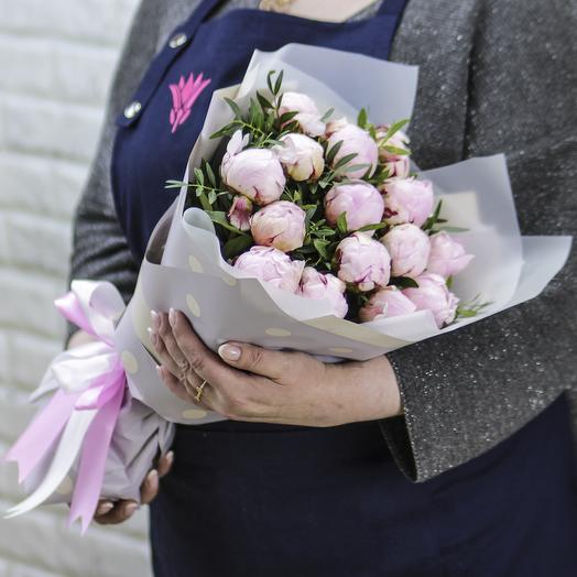 15 Sarah Bernhardt peonies packed with greenery