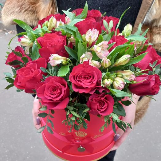 Цветы в коробке для мамы