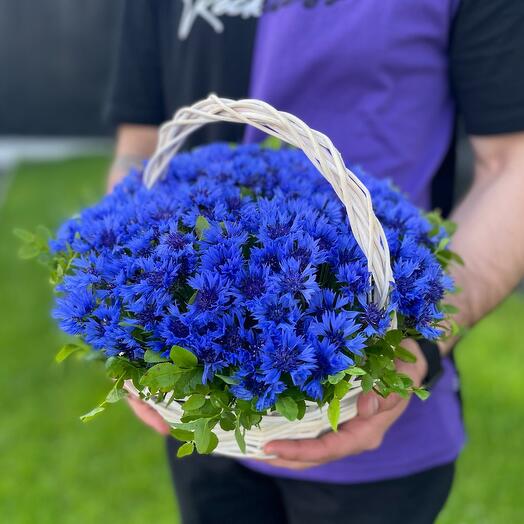 Васильки в корзинке 💙🤍