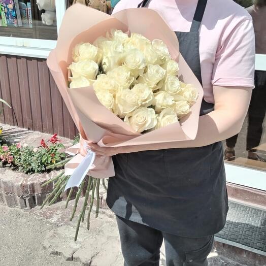Ramo de hermosas rosas blancas
