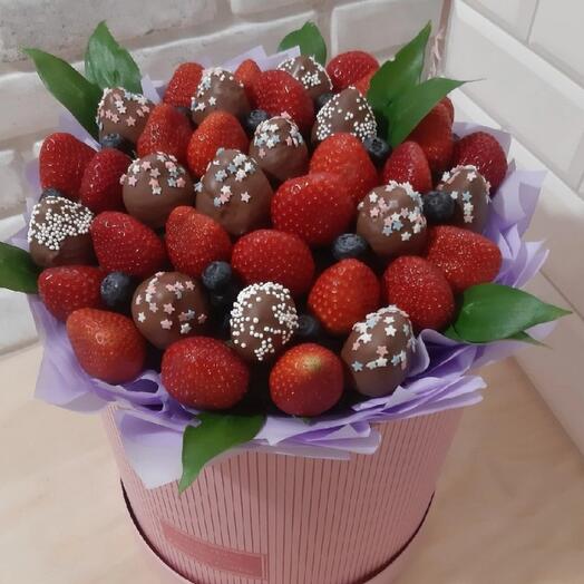 Ramo de fresas y fresas cubiertas de chocolate