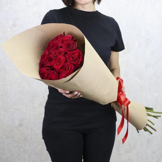 15 rosas rojas "red Naomi" 80 cm en papel Kraft