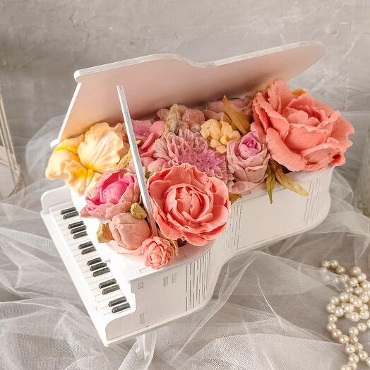 Dulce regalo "melodía del alma". Caja de piano con flores de malvavisco para el maestro favorito