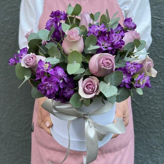 Bouquet of purple Roses and Mattiola in a hatbox