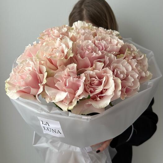 Monobucket of 15 inverted Pink Mondial roses