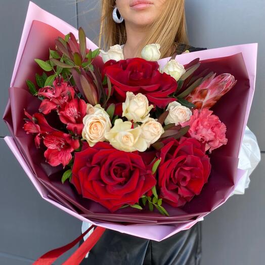 Ramo brillante con rosas rojas