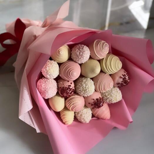 Strawberries in white chocolate "Tenderness"