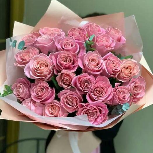 25 розовых роз
