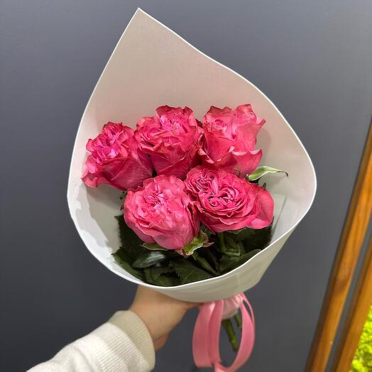 Ramo de rosas fragantes en forma de peonía
