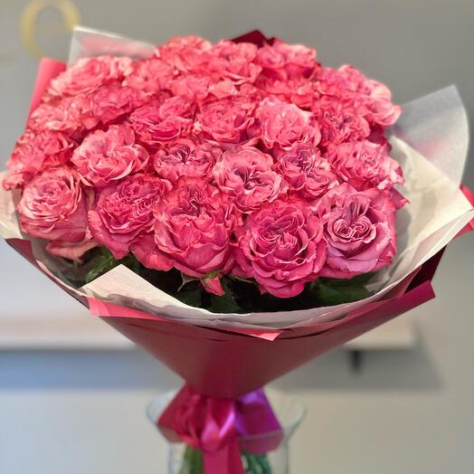 25 peony-shaped roses