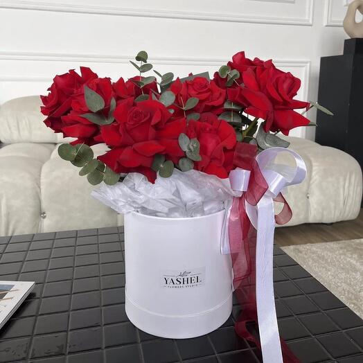 Arreglo floral con rosas caladas