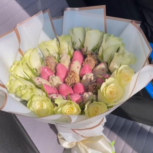Chocolate-covered strawberries with roses