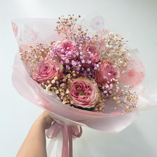 Ramo de rosas peonías con gypsophila