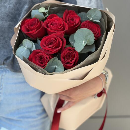 Букет Простая романтика из 7 красных роз и эвкалипта