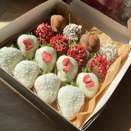 Клубника в шоколаде 16 штук клубничное дуо