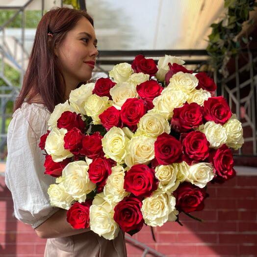 Un ramo de 45 rosas rojas y blancas. Ecuador