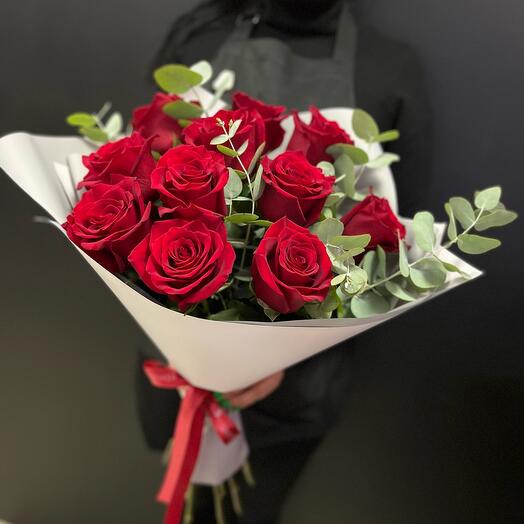 Букет красных роз с зеленью