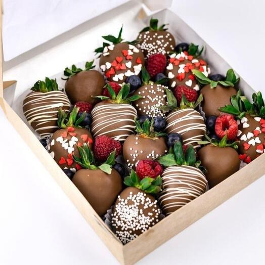 Chocolate-covered strawberries "classic" (16 pcs)