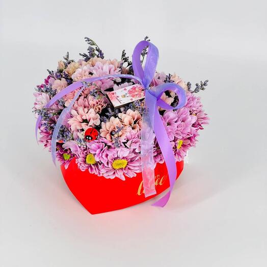 Сердце из розовых кустовых хризантем ромашек