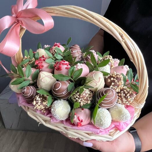 Корзина с клубникой в шоколаде