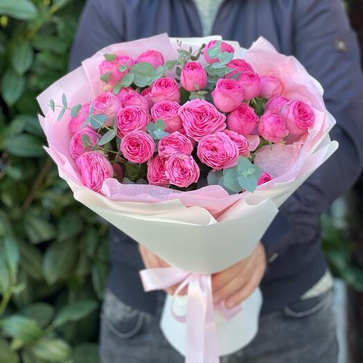 Ramo de rosas arbustivas en forma de peonía con eucalipto "Onli"
