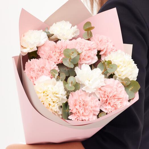 Нежное сочетание диантусов с эвкалиптом 🌸