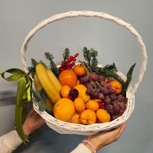 Новогодняя корзина с фруктами
