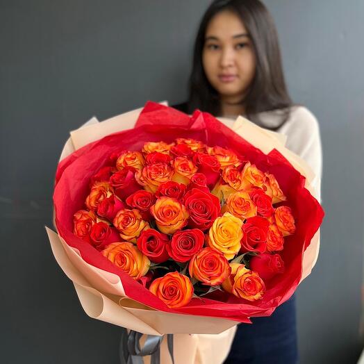 Яркий миск из 35 роз в фирменной упаковке (20.25)