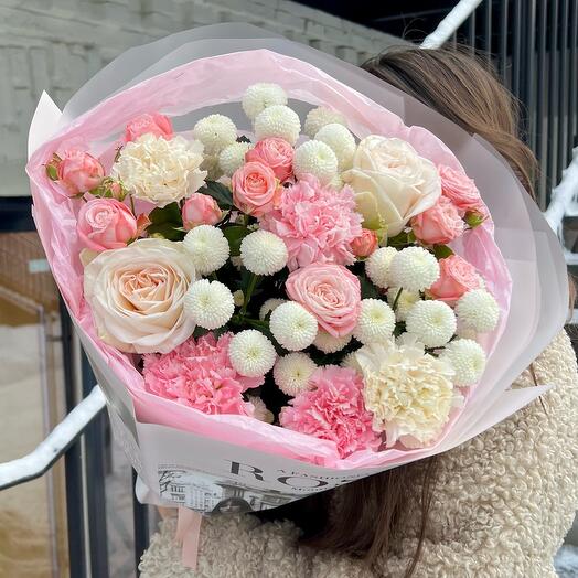 Ramo con rosa peonía_dianthus y crisantemo