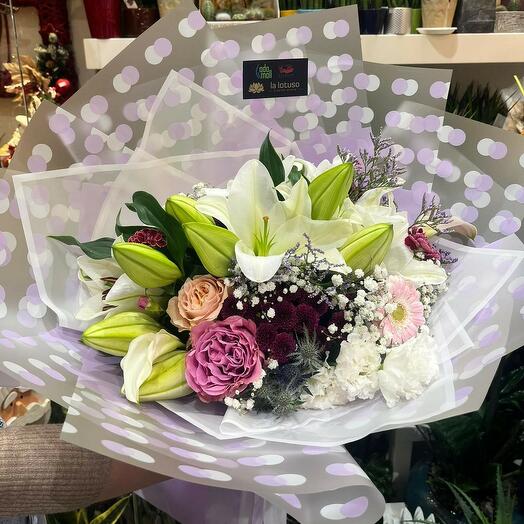 Cheerful dotted bouquet