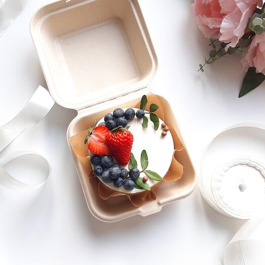 Pastel de Bento con fresas y arándanos