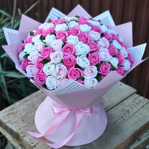 Bouquet of 101 soap roses framed in pink shades