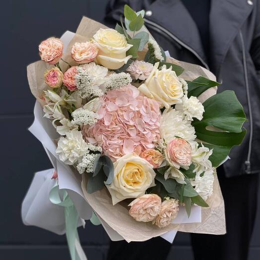 Ramo con hortensias y rosas en forma de peonía "Vanilla Sky"