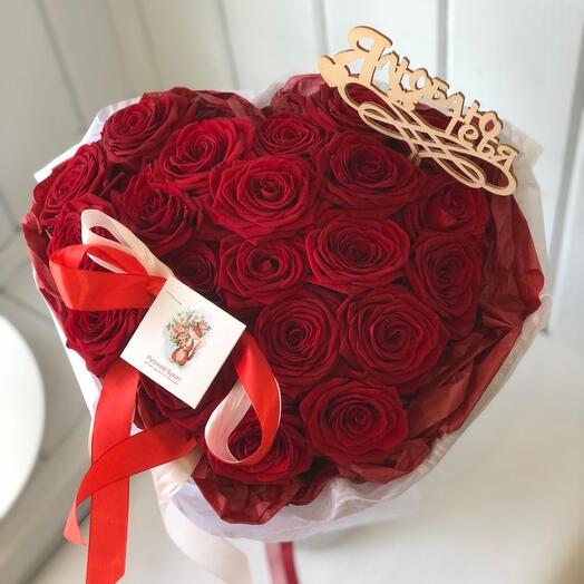 Сердце из красных роз