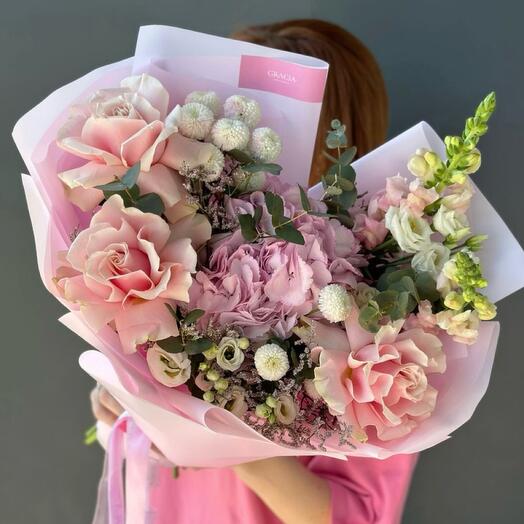 Delicado ramo con rosas francesas y hortensias