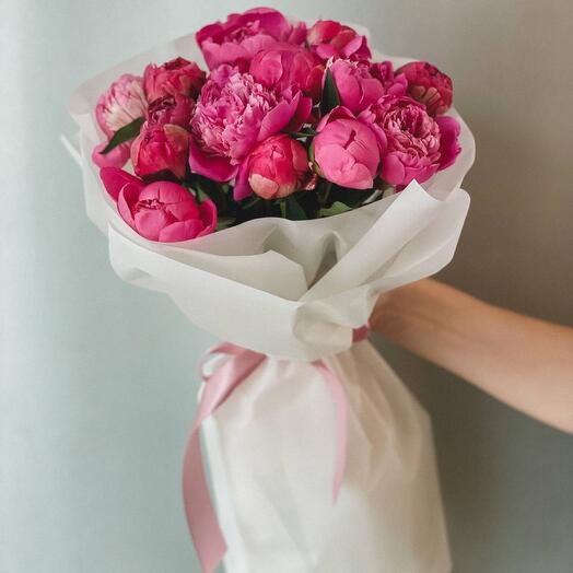 15 розовых пионов